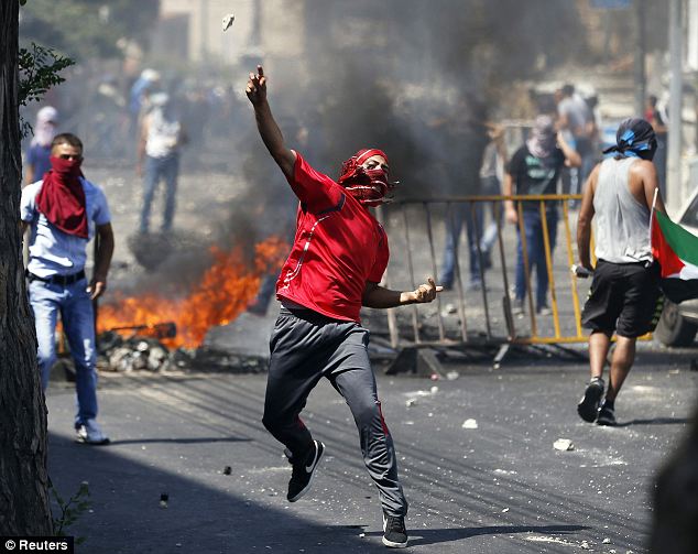 article-2680443-1F632B2200000578-620_634x503